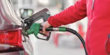 Rialzo dei carburanti: le sanzioni Usa alla Russia spingono al rincaro benzina e diesel