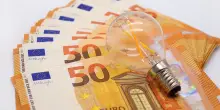 Bonus bollette da 200 euro, chi può riceverlo da luglio e come richiederlo