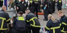 Amburgo, attacco con coltello in stazione: almeno 12 feriti, 6 sono gravi