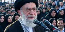 Sul nucleare è scontro tra Usa e Iran. Khamenei gela Trump: “Non accettiamo alcun diktat, l’arricchimento dell’uranio continuerà”