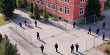 Orrore in Austria dove almeno dieci persone sono state uccise nel corso di una sparatoria in una scuola. Il killer sarebbe un ex studente che dopo la mattanza si sarebbe tolto la vita