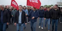 Metalmeccanici in piazza a Bologna bloccano la tangenziale e la Questura annuncia denunce