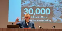 Israele, fermato ed espulso il pacifista Don Capovilla. L’appello del Consiglio d’Europa: “Basta armi a Tel Aviv”