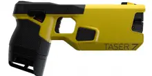 Due morti in due giorni per l’utilizzo del taser, è scontro. Avs: “Va bloccato”. La Lega: “Polemiche pretestuose”