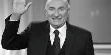 L’ultimo addio a Pippo Baudo: folla al Teatro delle Vittorie per la camera ardente. I funerali si terranno mercoledì a Militello in Sicilia