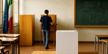 Elezioni regionali 2025, affluenza in calo in Valle d’Aosta e nelle Marche: oggi lo spoglio