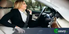 Multa per chi guida con una sola mano, ecco cosa rischi