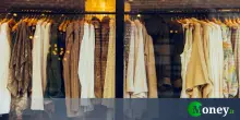 Un uomo compra una giacca di pelle in un negozio dell'usato e diventa “ricco”