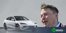 Ancora guai per Elon Musk. Le sue Tesla attraversano il semaforo con il rosso