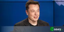 Inaugurato il primo “Tesla Diner”, il ristorante di Musk con stazioni di ricarica auto e camerieri robot