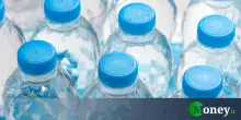 Solo una marca di bottiglie d'acqua non contiene microplastiche