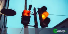 Come riconoscere le telecamere ai semafori che fanno le multe