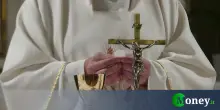 Sai quanto guadagnano preti, vescovi e suore (e chi li paga)?