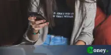 Cos'è il doomscrolling e perché danneggia la nostra salute mentale secondo la psicologia