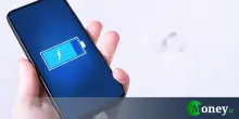 Caricare il telefono al 100% danneggia davvero la batteria? Un esperto rivela tutta la verità