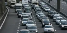 Dal primo ottobre i veicoli Euro 5 a gasolio subiranno limitazioni nella circolazione in Lombardia, Piemonte, Veneto, Emilia-Romagna. Si tratta di 7 milioni di veicoli. E se un cittadino non può comprarsi l’auto nuova? Paghi le multe