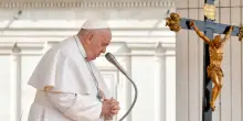 La rosa bianca di Papa Leone XIV per Francesco, trenta minuti in silenziosa preghiera