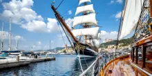 L’Amerigo Vespucci in arrivo a Civitavecchia per il Tour Mediterraneo