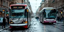 Incidente tra tram e autobus turistico a Milano: cinque feriti