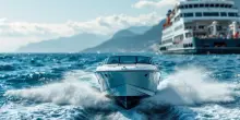 Motoscafo sfreccia pericolosamente nel Golfo di Napoli