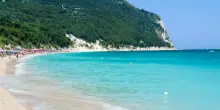 La spiaggia paradisiaca tutta italiana dove un lettino costa poco più di un caffè: ne stanno parlando tutti