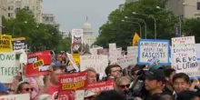 A Washington migliaia di manifestanti contro la politica di Trump