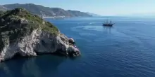 Nave Amerigo Vespucci incontra la costa orientale della Sicilia