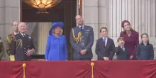 Carlo e la famiglia reale guardano le Red Arrows da Buckingham Palace