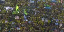 In migliaia a Brasilia con Bolsonaro che promette: continuare la lotta