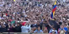 A San Pietro la folla è fiduciosa: “Fumata nera? Non è una delusione”