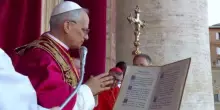 Papa Leone XIV impartisce la prima benedizione “Urbi et Orbi”