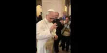 Papa Leone XIV saluta i fedeli davanti alla sua residenza