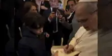 Papa, il primo gesto di Leone XIV: autografo su copia Bibbia