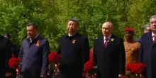 Vladimir Putin e Xi Jinping sulla tomba del milite ignoto a Mosca