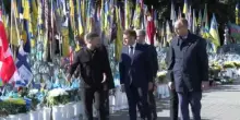 A Kiev l’omaggio di Macron, Merz, Starmer, Tusk agli ucraini caduti