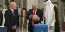 Trump firma il pallone dei Mondiali con l’emiro del Qatar e Infantino