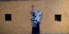 Murale di Papa Leone XIV sorretto dalla Statua della Libertà