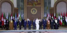 Foto di gruppo dei leader arabi all’inizio del vertice di Baghdad