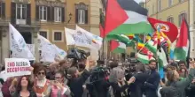 Gaza, protesta pro-Pal davanti alla Camera: cartelli “Stop genocidio”