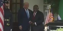 Trump accoglie presidente Sudafrica, tra accuse di “genocidio bianco”