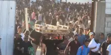 Gaza, migliaia prendono d’assalto il deposito di cibo dell’Onu