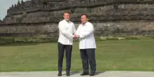 Macron al tempio buddista in Indonesia annuncia partnership culturale