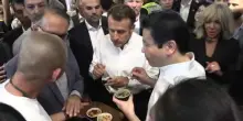 Bagno di folla a Singapore per il presidente francese Macron