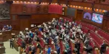 Dl sicurezza, cartelli opposizione in Aula: è decreto paura