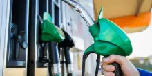 Benzina sale, il gasolio scende: i prezzi alla pompa da oggi