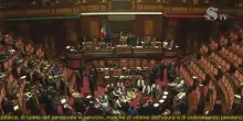 Dl sicurezza, protesta delle opposizioni: seduti a terra in aula