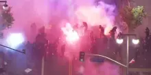 Violenti scontri tra manifestanti americani e polizia a Los Angeles