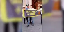 Ultima Generazione con le forbici davanti Senato: Meloni tagli l’Iva?