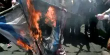 Teheran, migliaia in piazza contro Israele e Usa, bruciate bandiere