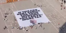 Anti-Bezos: lo striscione di Greenpeace Italia a Venezia in piazza San Marco